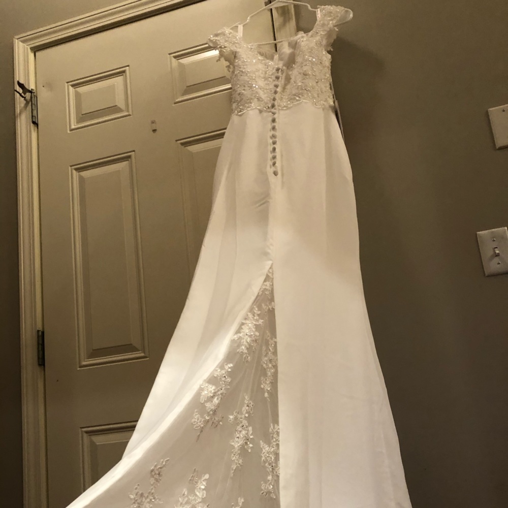 BRAND NEW: Ivory Off-Shoulder Wedding Dress.